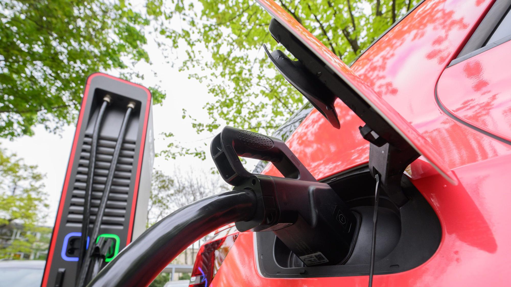 Ein Elektroauto lädt an einer Ladesäule.