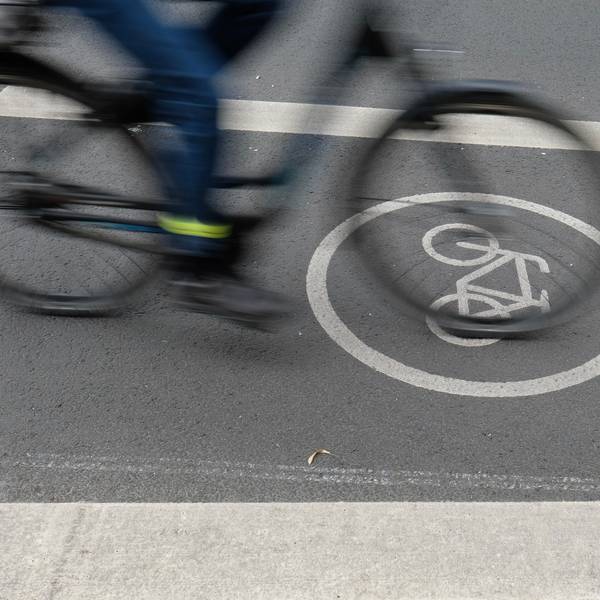 Ein Fahrrad ist auf einem Radweg zu sehen.