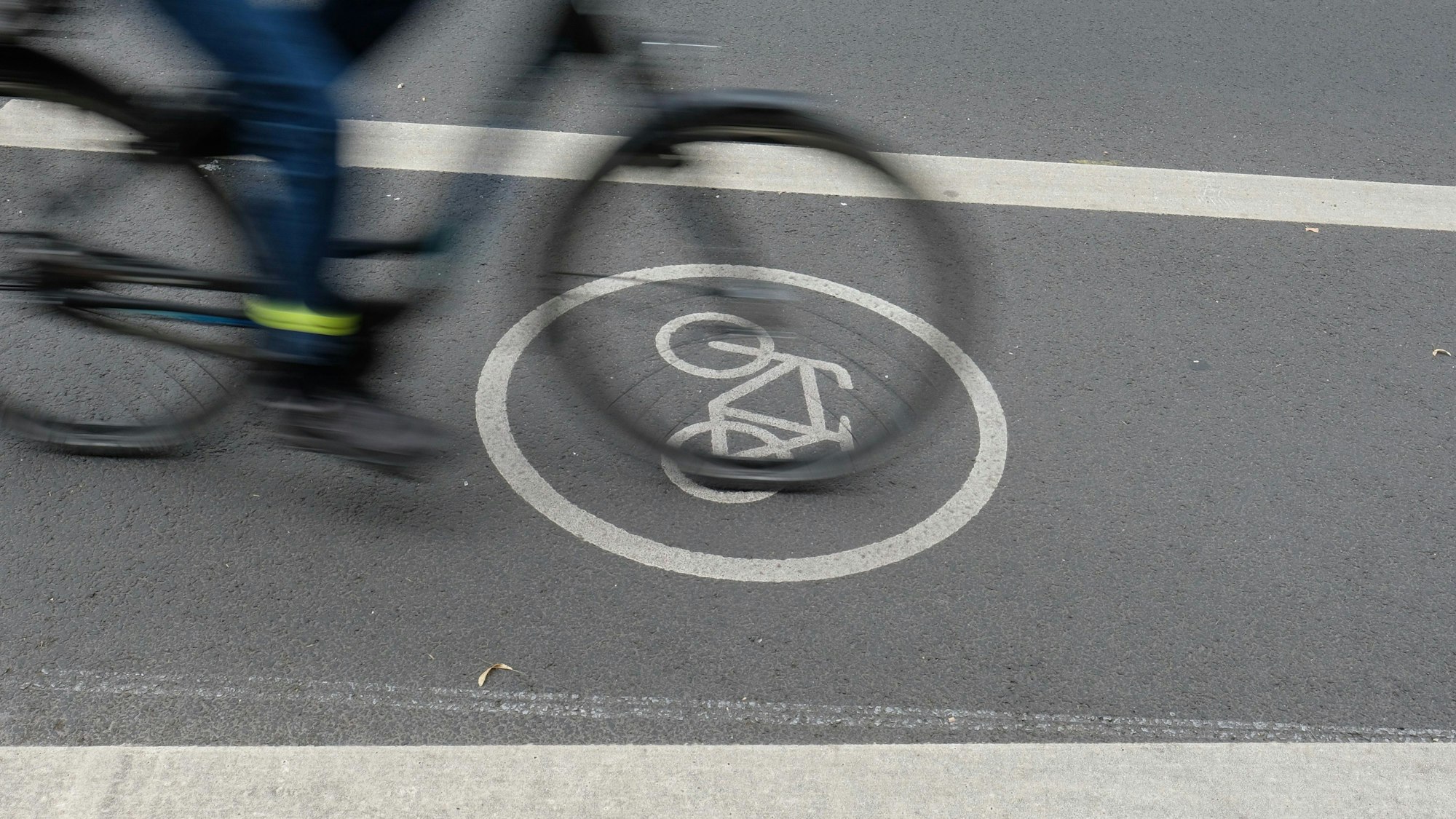 ARCHIV - 03.07.2020, Sachsen, Leipzig: Ein Fahrradfahrer fährt auf dem Radfahrstreifen einer Fahrbahn. (zu dpa: «Radfahrerin stößt mit Lastwagen zusammen und stirbt») Foto: Sebastian Willnow/dpa-Zentralbild/dpa +++ dpa-Bildfunk +++