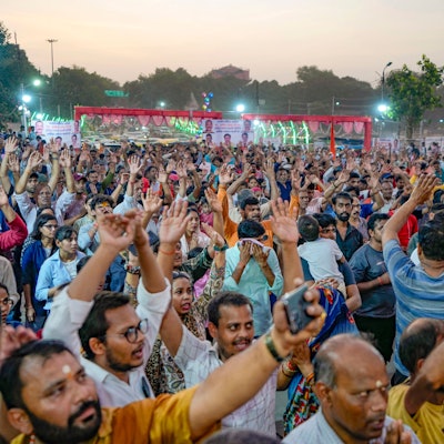 16.06.2024, Indien, Prayagraj: Hinduistische Gläubige sprechen anlässlich des Ganga-Dussehra-Festes Abendgebete am Sangam, dem Zusammenfluss von Ganges, Yamuna und des mythologischen Saraswati.