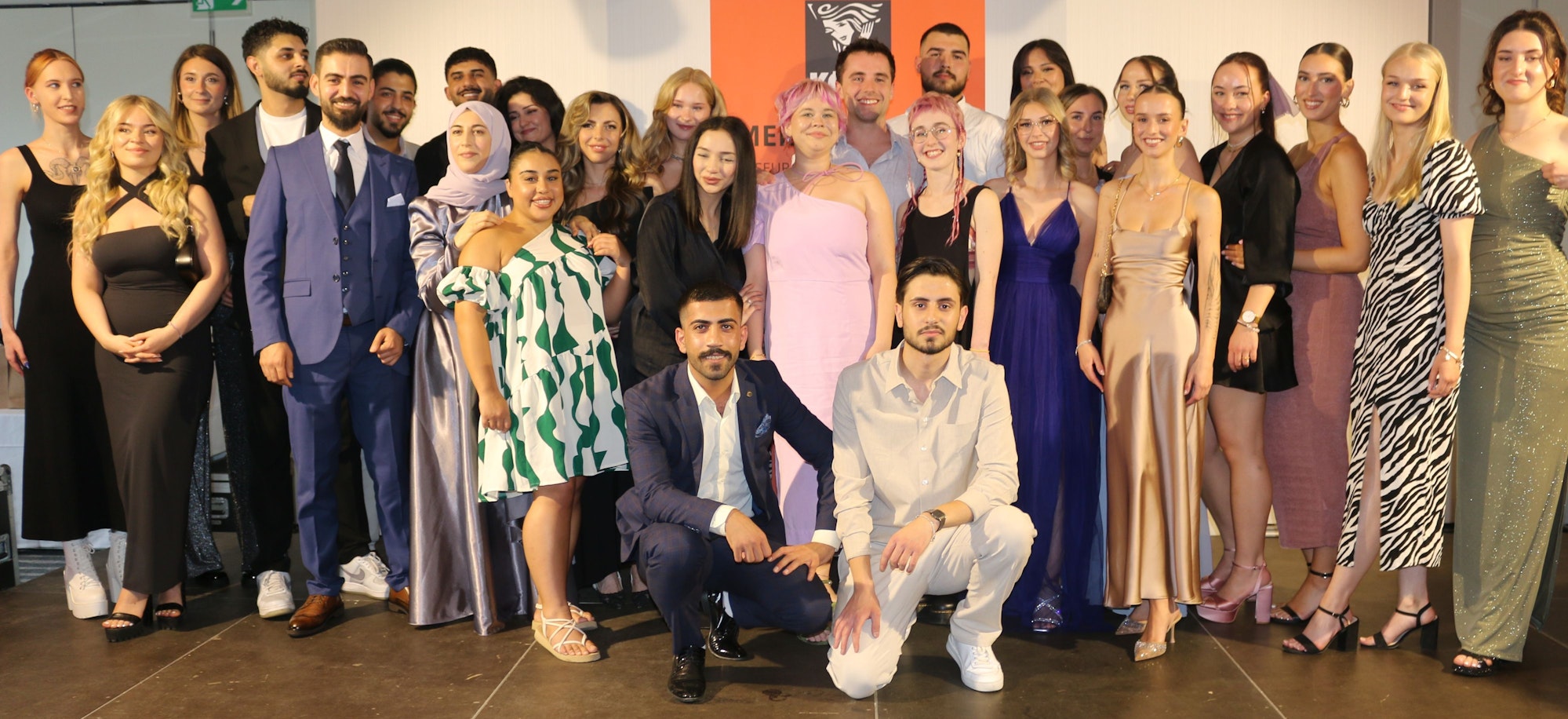 Die Lehrjahre sind vorbei: Junge Kosmetikerinnen und Kosmetiker sowie Friseurinnen und Friseure beim Abschlussball im Pullman.