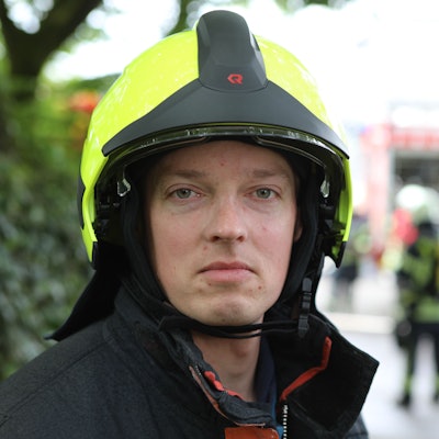 Kreisbrandmeister Martin Müller-Saidowski mit Helm und Einsatzkleidung bei in Overath-Busch.