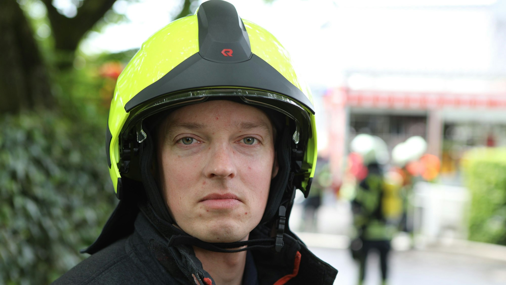 Kreisbrandmeister Martin Müller-Saidowski mit Helm und Einsatzkleidung bei in Overath-Busch.