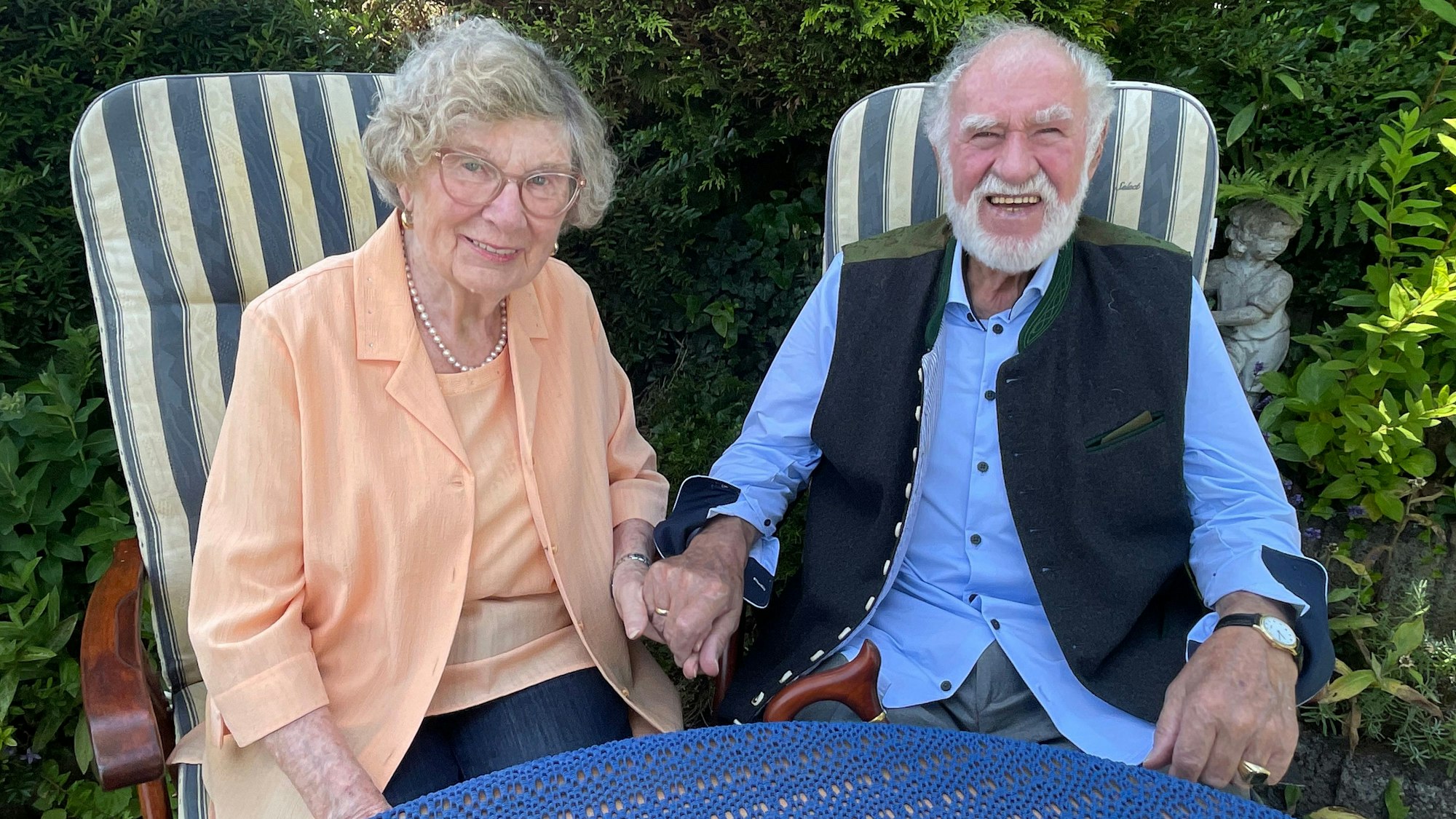 Ingrid und Wilhelm Haake sitzen im Garten nebeneinander.