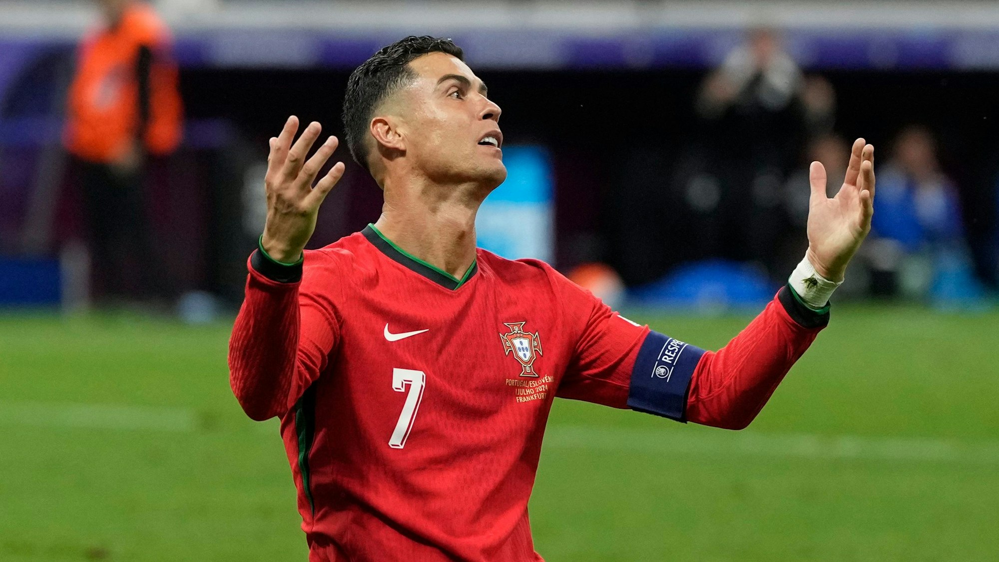 Portugals Cristiano Ronaldo ärgert sich über eine vergebene Chance im Achtelfinale der Fußball-Europameisterschaft 2024 gegen Slowenien.