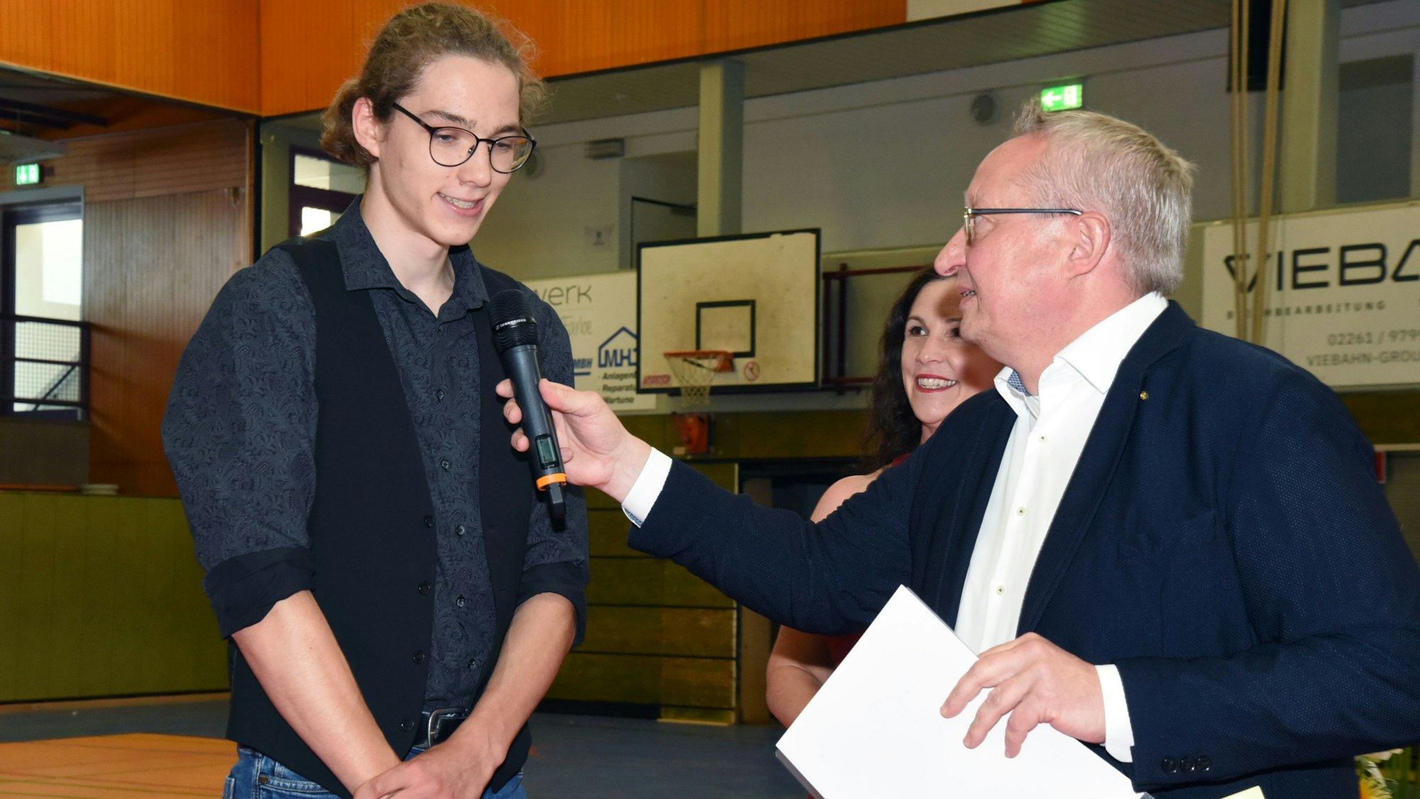 Jo Behrends wird von Maik Hensel, der ein Mikrofon hält, interviewt.