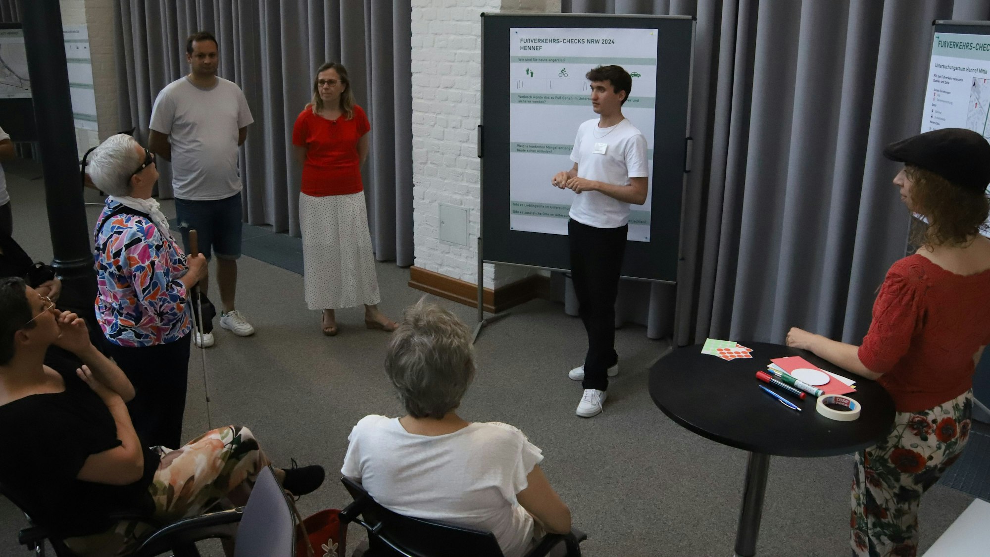 Engagiert brachten die Bürgerinnen und Bürger an den Thementafeln ihre Ideen und Fragen ein.