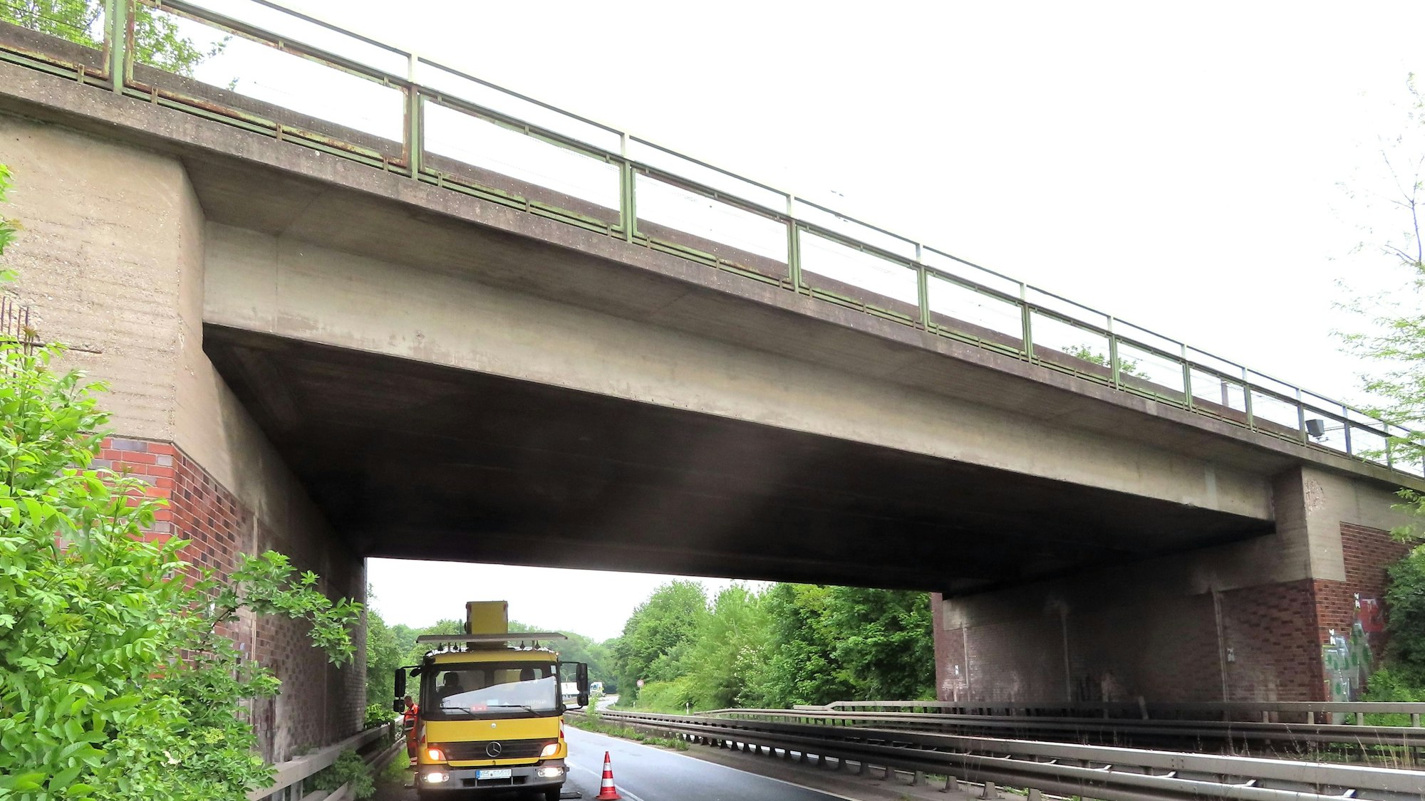 Auf dem Bild ist die Eisenbahnbrücke an der Holzstraße zu sehen.