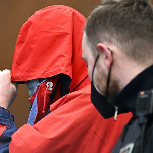 Strafprozess gegen Pfarrer U.: Der Angeklagte wird im Februar 2022 zur Urteilsverkündung in den Gerichtssaal geführt
