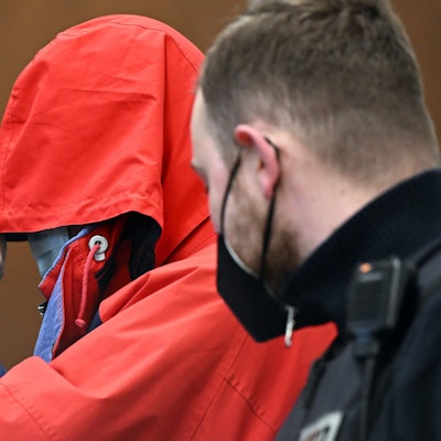 Strafprozess gegen Pfarrer U.: Der Angeklagte wird im Februar 2022 zur Urteilsverkündung in den Gerichtssaal geführt