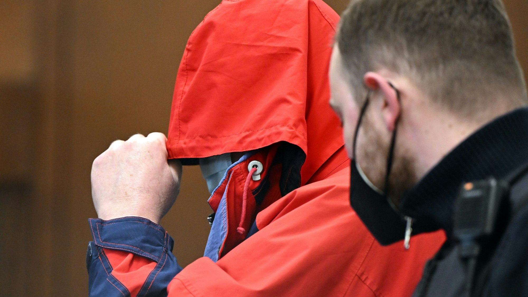 Strafprozess gegen Pfarrer U.: Der Angeklagte wird im Februar 2022 zur Urteilsverkündung in den Gerichtssaal geführt