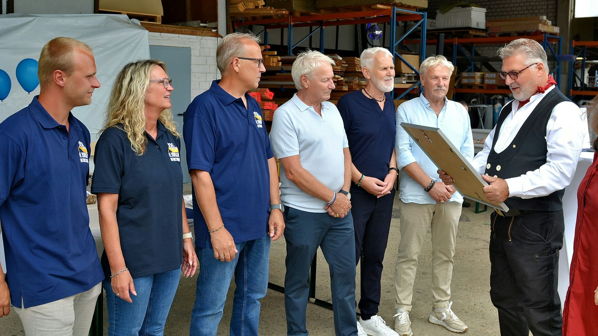 Obermeister Herbert Poyck verleiht die Urkunde zum 100-jährigen Bestehen des Dachdeckerbetriebes Vohsen.