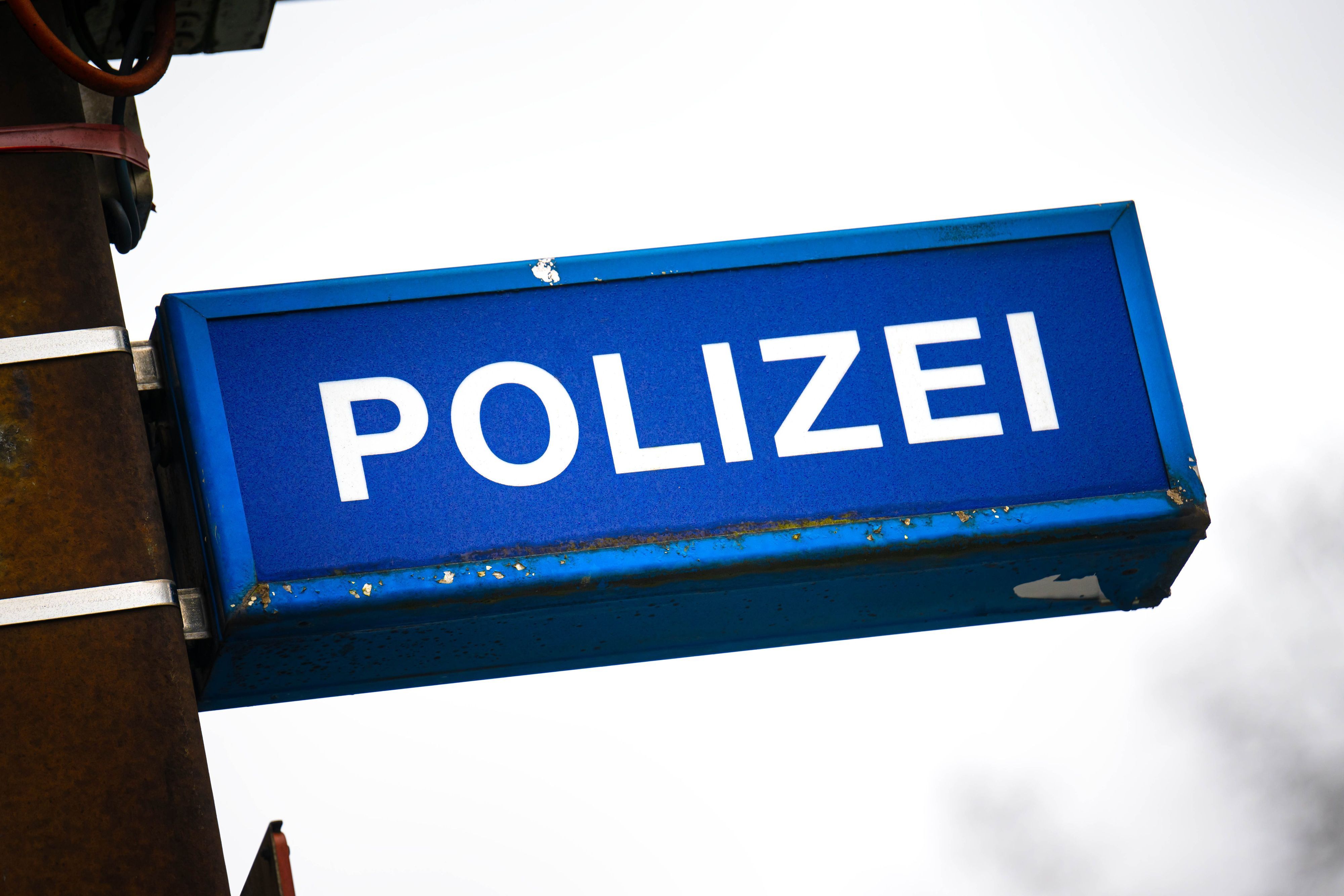 Ein Schild weist auf eine Polizeistelle hin.