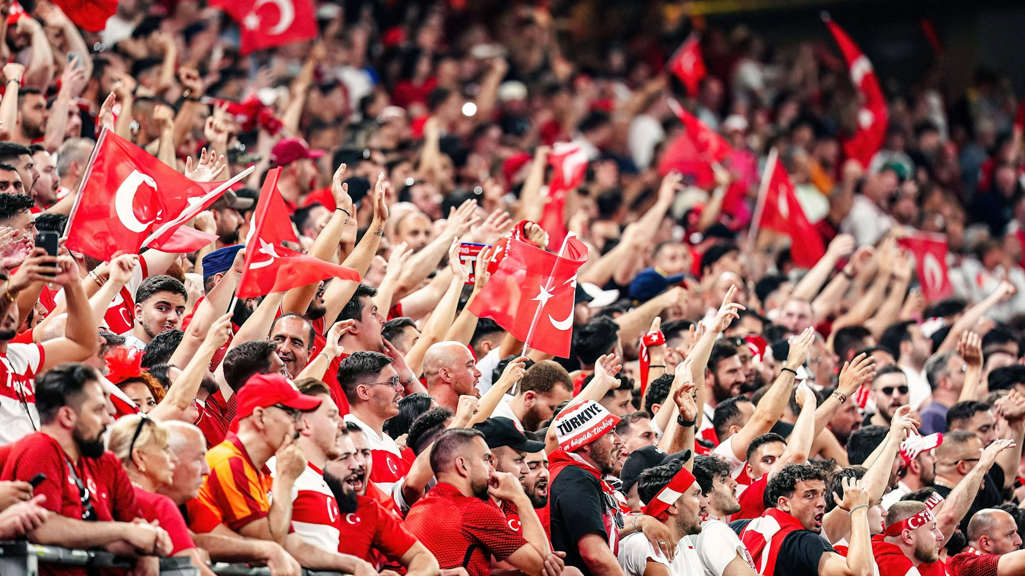 Fans von Tuerkei GER, Tschechien vs. Tuerkei, Fussball Europameisterschaft, UEFA EURO, EM, Europameisterschaft,Fussball 2024, Spieltag 3, 26.06.2024 GER, Tschechien vs. Tuerkei, Fussball Europameisterschaft, UEFA Euro 2024, Spieltag 3, 26.06.2024 Hamburg *** Fans of Turkey GER, Czech Republic vs Turkey, European Football Championship, UEFA Euro 2024, Matchday 3, 26 06 2024 GER, Czech Republic vs Turkey, European Football Championship, UEFA Euro 2024, Matchday 3, 26 06 2024 Hamburg Copyright: xEibner-Pressefoto/MarcelxvonxFehrnx EP_MFN