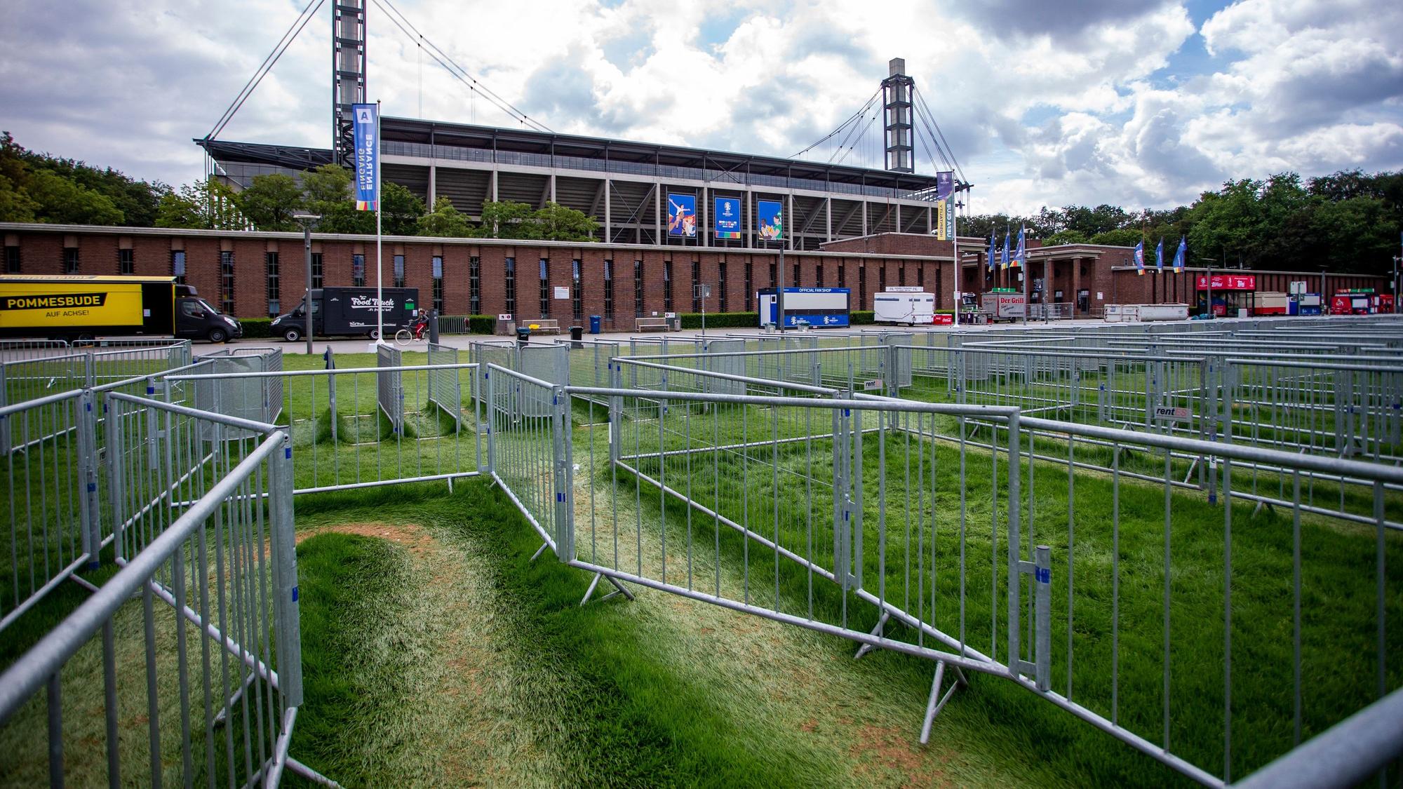 Derzeit läuft der EM-Abbau am Rheinenergie-Stadion.