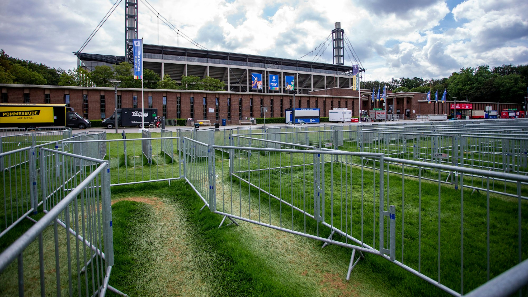 Derzeit läuft der EM-Abbau am Rheinenergie-Stadion.