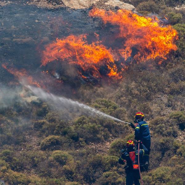 Feuerwehrleute versuchen ein Feuer im Wald von Keratea, südöstlich von Athen, Griechenland, zu löschen.