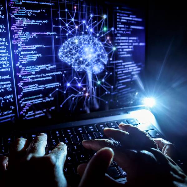 Nordrhein-Westfalen, Köln: Eine Person arbeitet am Rechner, auf dessen Bildschirm ein durch Künstliche Intelligenz generiertes Illustrationsbild mit Code verschiedener Programmiersprachen und einem neuronalen Netzwerk-Diagramm zu sehen ist. (Symbolbild)
