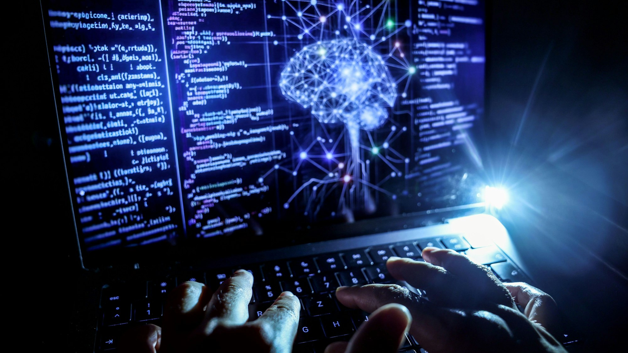 Eine Person arbeitet am Rechner, auf dessen Bildschirm ein durch Künstliche Intelligenz generiertes Illustrationsbild mit Code verschiedener Programmiersprachen und einem neuronalen Netzwerk-Diagramm zu sehen ist.