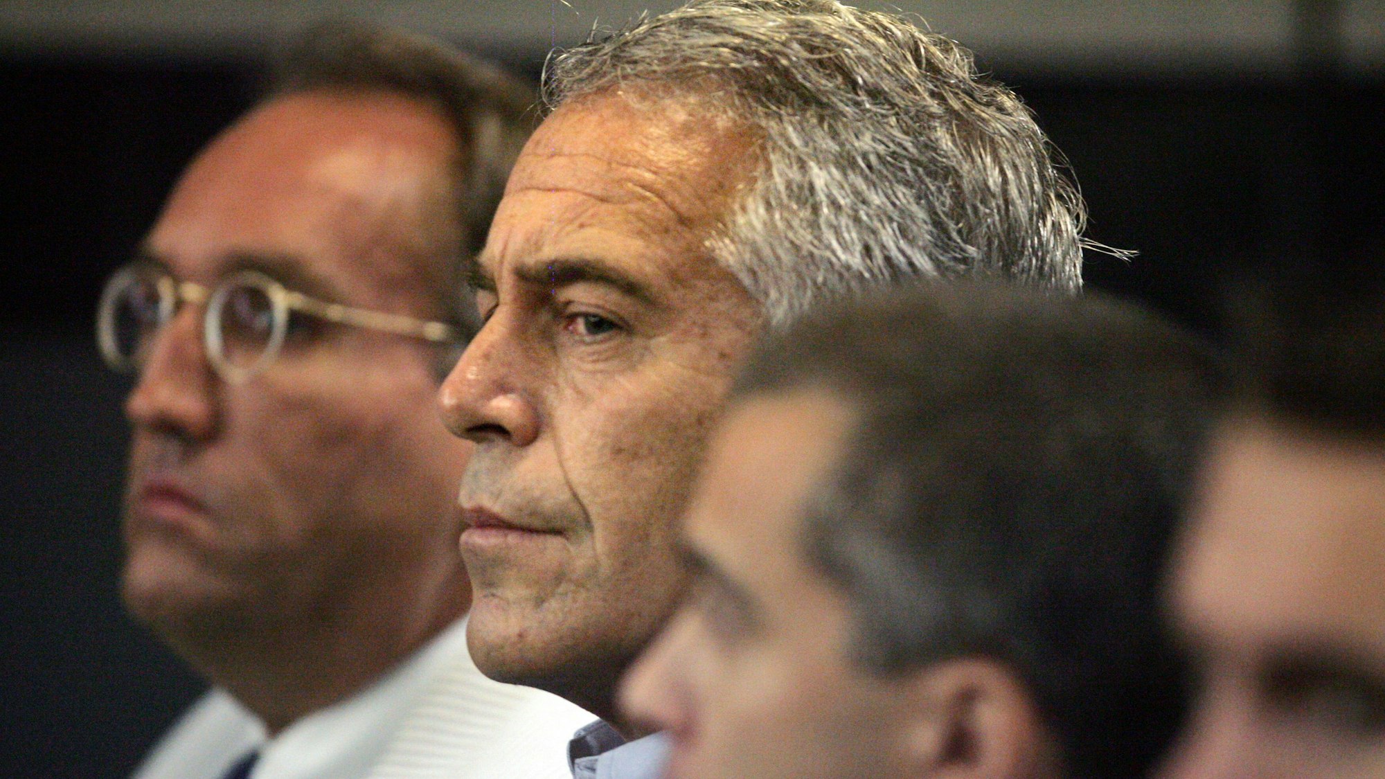 Jeffrey Epstein sitzt im Gerichtssaal und hört zu.