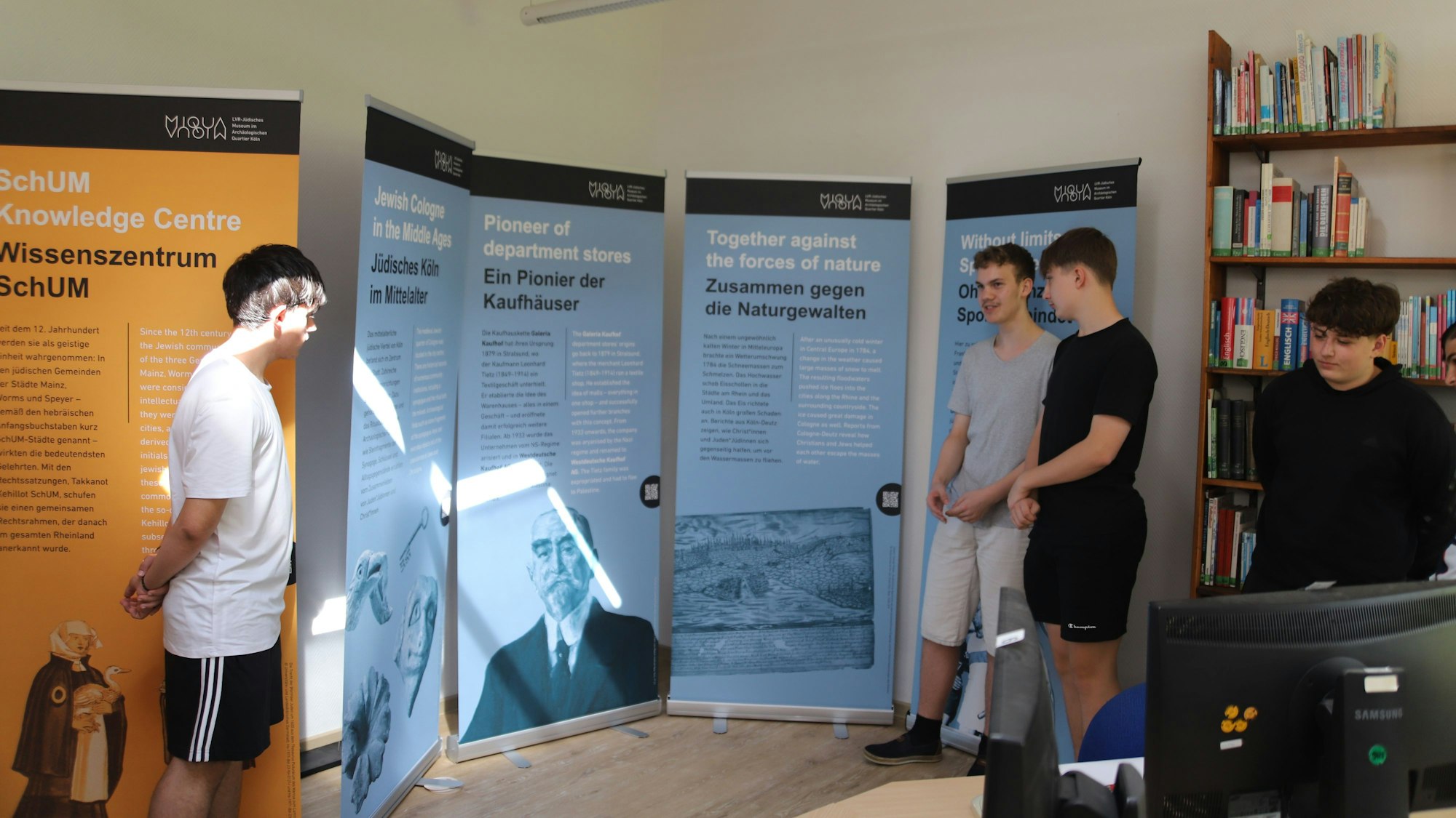 Schülerinnen und Schüler erarbeiteten kurze Präsentationen zu Roll-ups der Ausstellung ‚Gesichter und Geschichten - Jüdisches Leben in Deutschland‘.