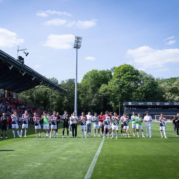 3. Liga: FC Viktoria Köln - SSV Jahn Regensburg, 11.05.2024 Die Mannschaft FC Viktoria Köln bedankt sich bei den Fans Köln, 11.05.2024, 37. Spieltag der 3. Fußball-Liga, FC Viktoria Köln - SSV Jahn Regensburg im Sportpark Hoehenberg in Köln. Die DFL-Bestimmungen verbieten die Verwendung von Fotografien als Bildsequenzen und / oder Quasi-Videos. *** 3 Liga FC Viktoria Köln SSV Jahn Regensburg, 11 05 2024 The team FC Viktoria Köln thanks the fans Cologne, 11 05 2024, 37 matchday of the 3 soccer league, FC Viktoria Köln SSV Jahn Regensburg at Sportpark Hoehenberg in Cologne The DFL regulations prohibit the use of photographs as image sequences and or quasi videos Copyright: xBEAUTIFULxSPORTS/LeahxKohringx