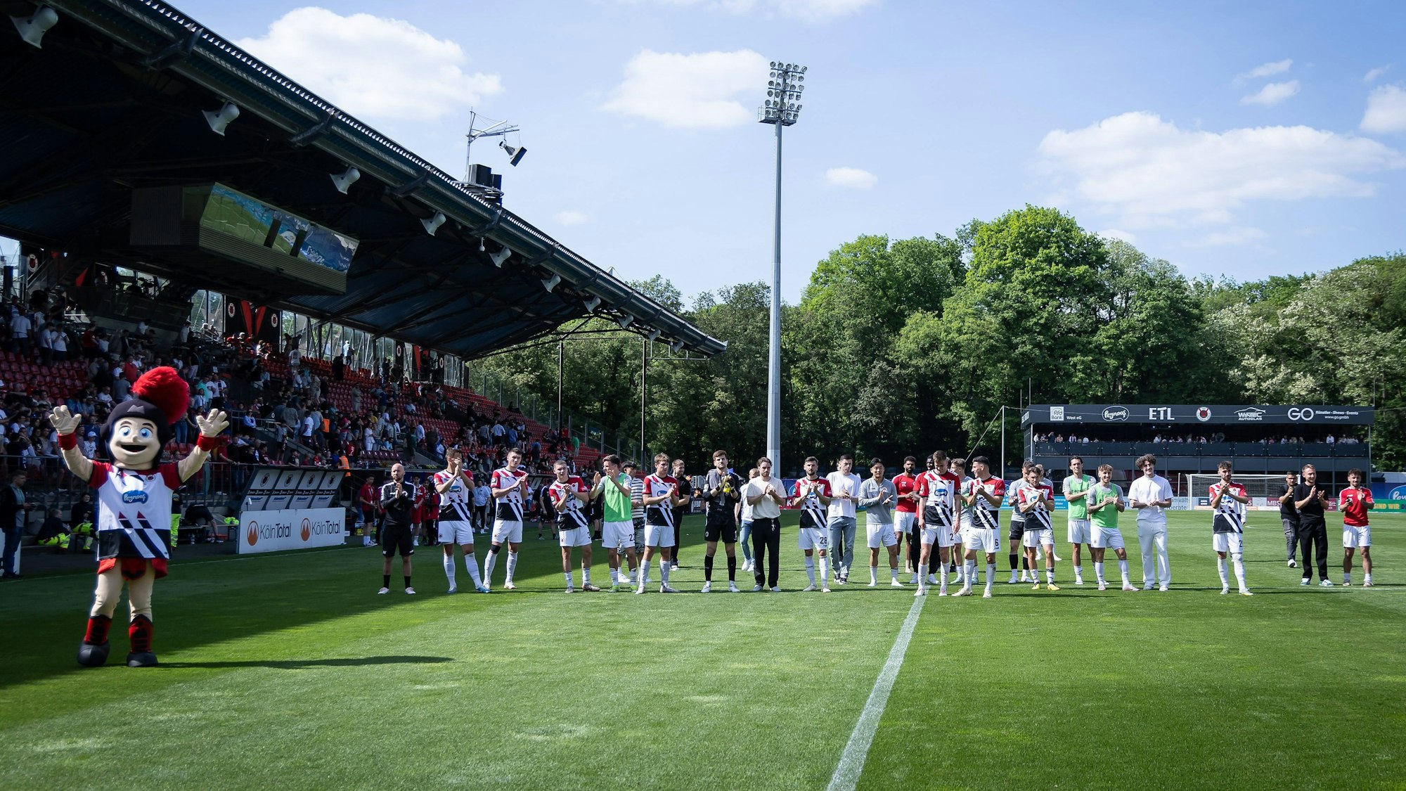 3. Liga: FC Viktoria Köln - SSV Jahn Regensburg, 11.05.2024 Die Mannschaft FC Viktoria Köln bedankt sich bei den Fans Köln, 11.05.2024, 37. Spieltag der 3. Fußball-Liga, FC Viktoria Köln - SSV Jahn Regensburg im Sportpark Hoehenberg in Köln. Die DFL-Bestimmungen verbieten die Verwendung von Fotografien als Bildsequenzen und / oder Quasi-Videos. *** 3 Liga FC Viktoria Köln SSV Jahn Regensburg, 11 05 2024 The team FC Viktoria Köln thanks the fans Cologne, 11 05 2024, 37 matchday of the 3 soccer league, FC Viktoria Köln SSV Jahn Regensburg at Sportpark Hoehenberg in Cologne The DFL regulations prohibit the use of photographs as image sequences and or quasi videos Copyright: xBEAUTIFULxSPORTS/LeahxKohringx