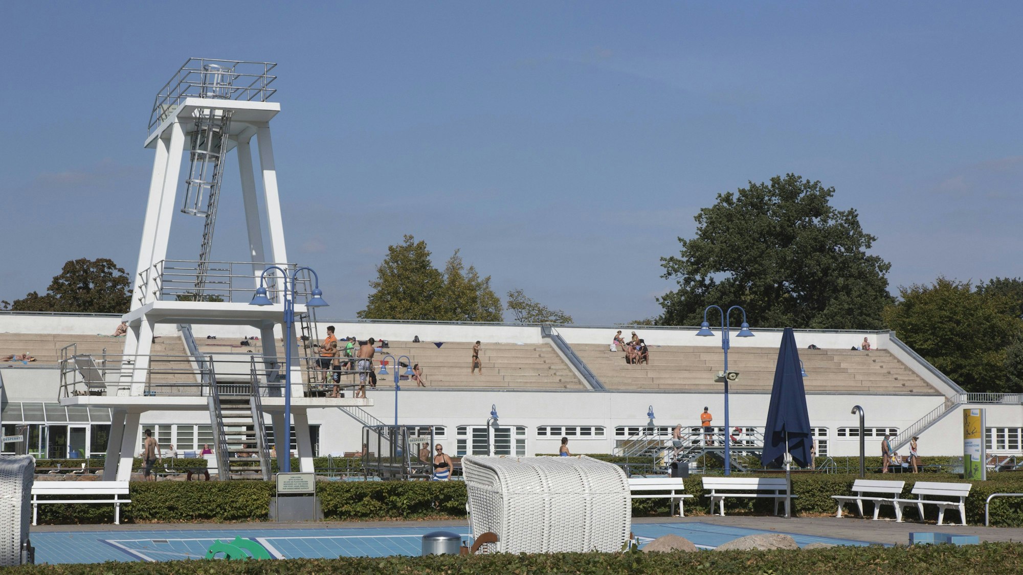 Das Bielefelder Wiesenbad mit dem markanten Zehn-Meter-Sprungturm, der 1928 erbaut wurde. (Archivbild)