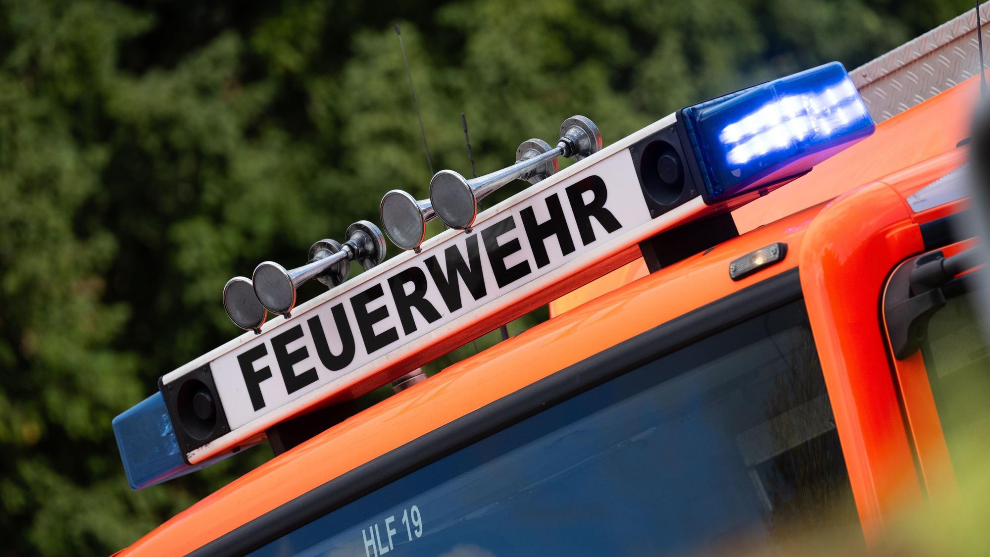 Blaulicht ist während eines Brandes auf einem Einsatzfahrzeug der Feuerwehr zu sehen.