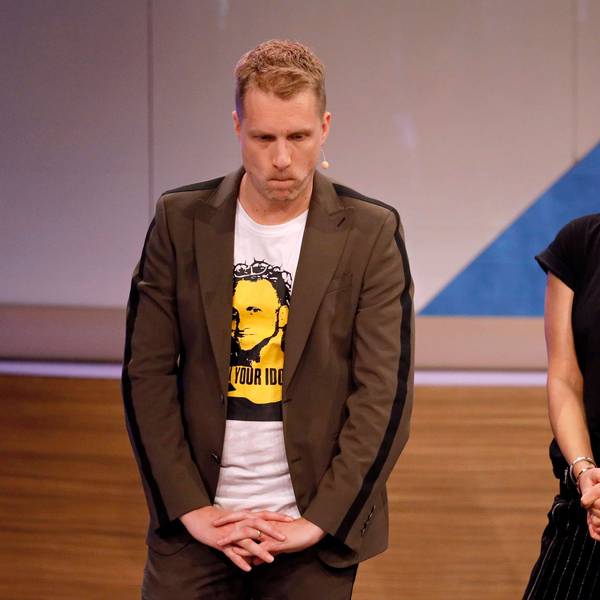 Oliver Pocher und seine Noch-Ehefrau Amira Pocher stehen in einem TV-Studio und würdigen sich keines Blickes.