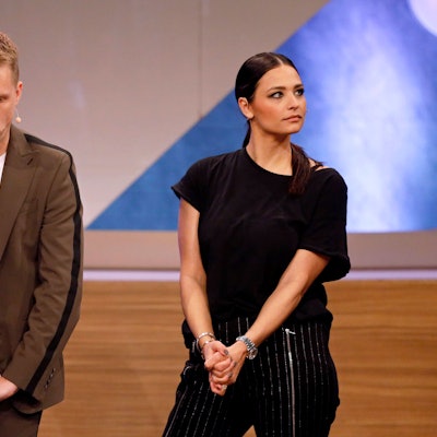 Oliver Pocher und seine Noch-Ehefrau Amira Pocher stehen in einem TV-Studio und würdigen sich keines Blickes.