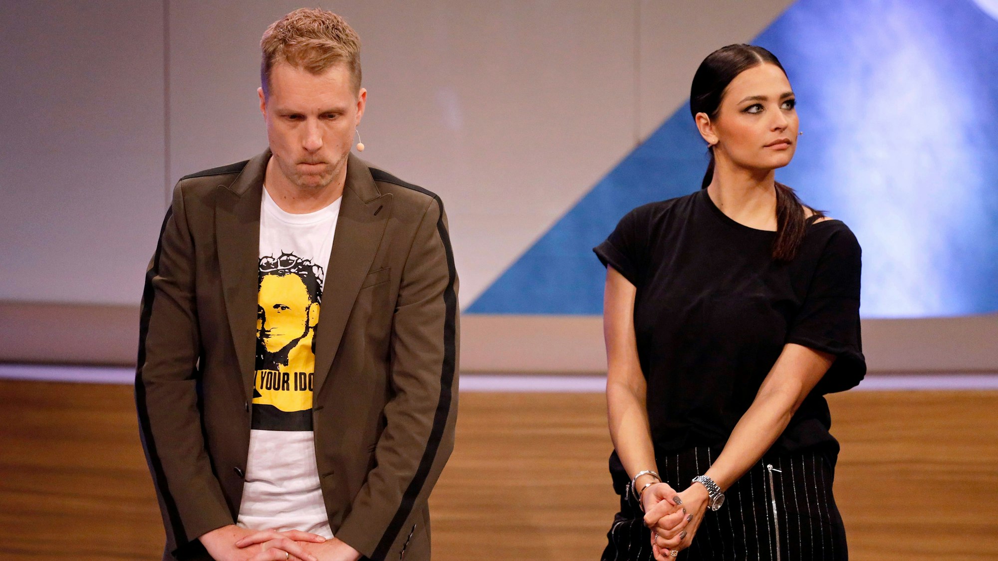 Oliver Pocher und seine Noch-Ehefrau Amira Pocher stehen in einem TV-Studio und würdigen sich keines Blickes.