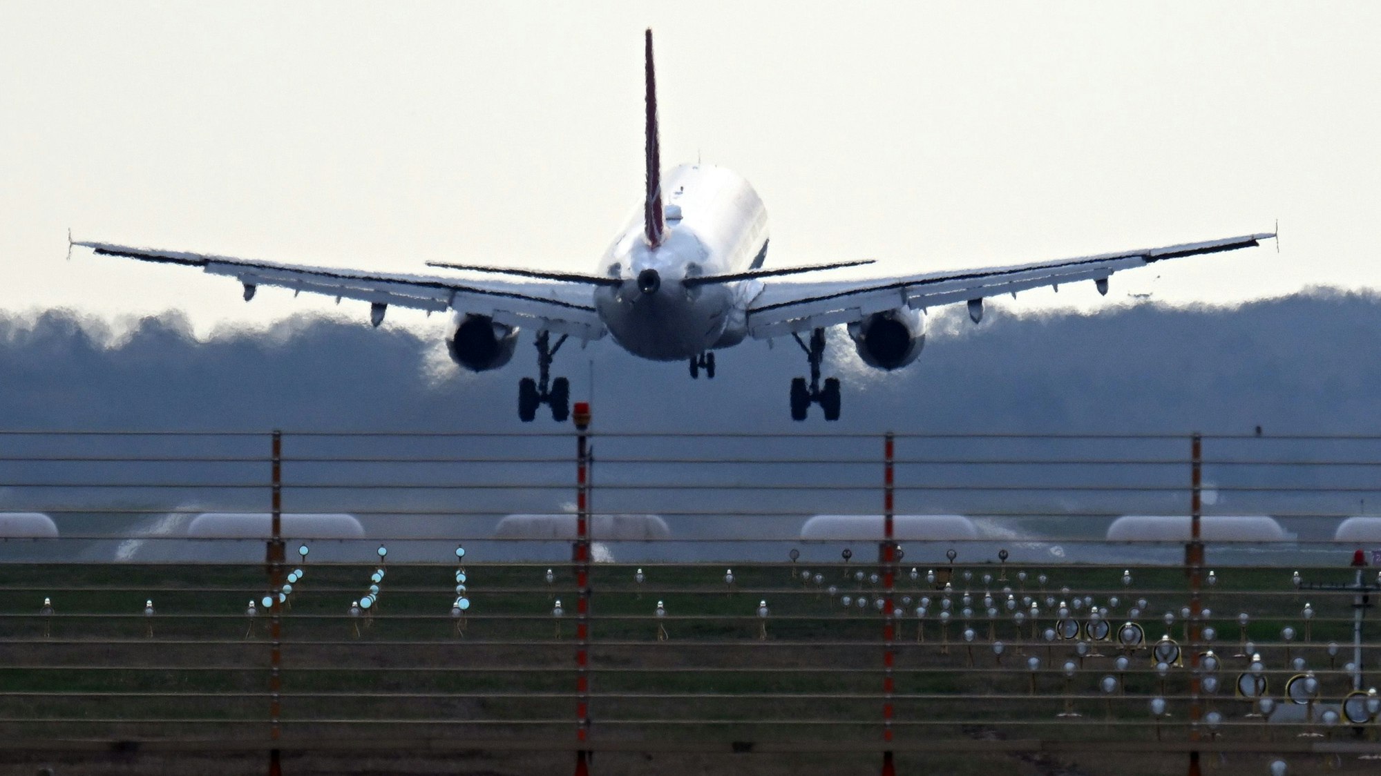 Ein Flugzeug landet auf dem Flughafen Köln/Bonn. Zum Start in die Sommerferien von NRW dürfte hier viel los sein.