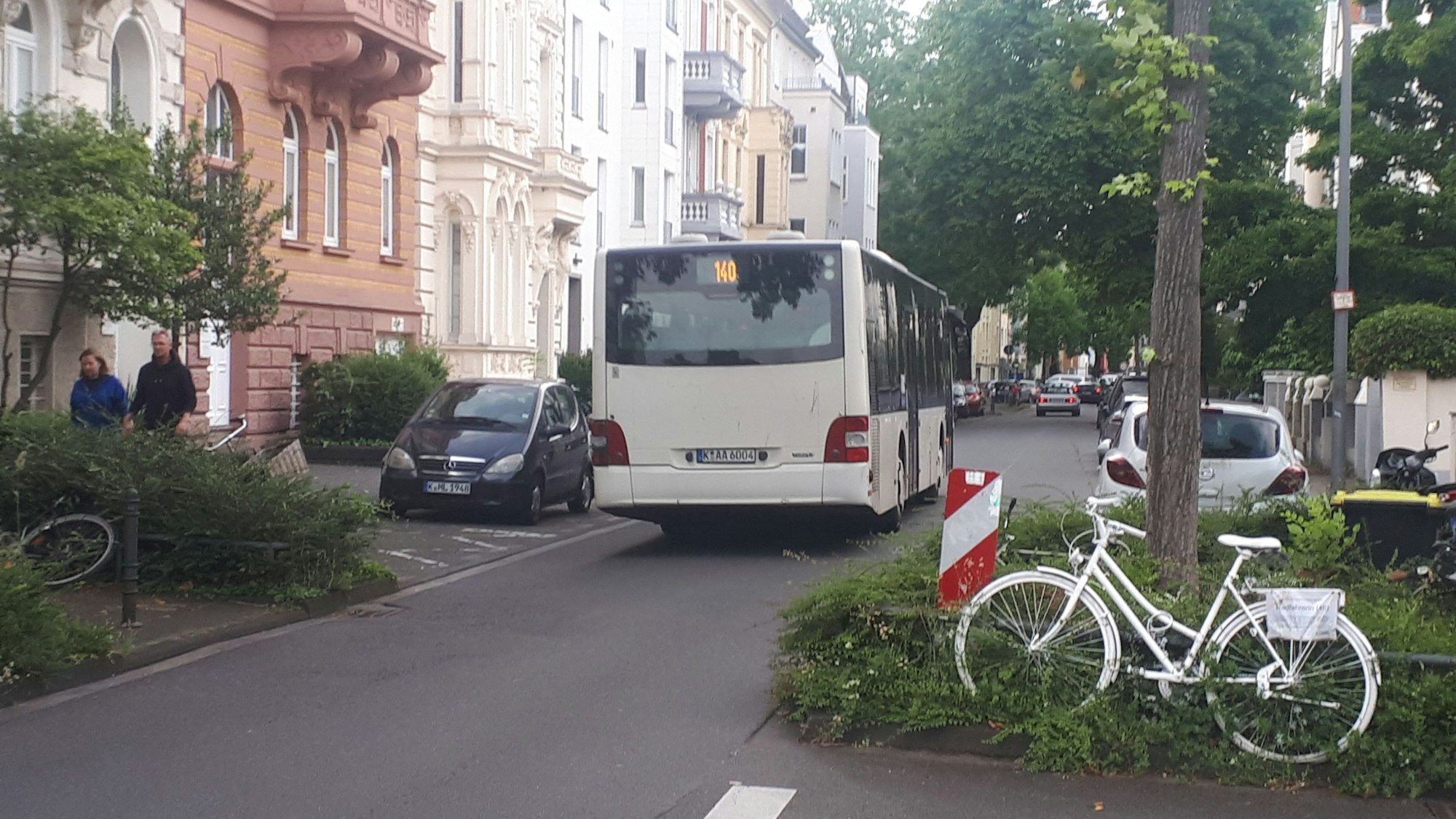 Ein Linie-140-Bus passiert eine der Engstellen entlang der Stammheimer Straße. Das weiße „Geisterrad“ im Vordergrund erinnert an eine 2019 bei einem Unfall getötete Radlerin.