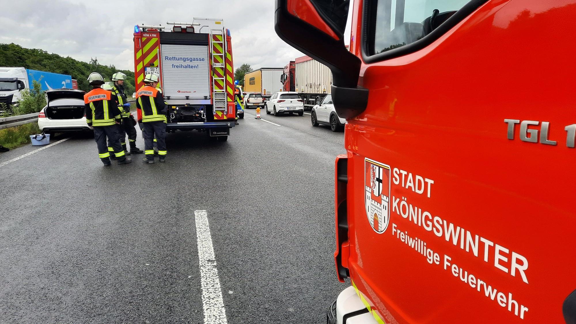 Feuerwehrfahrzeuge stehen auf der Autobahn.