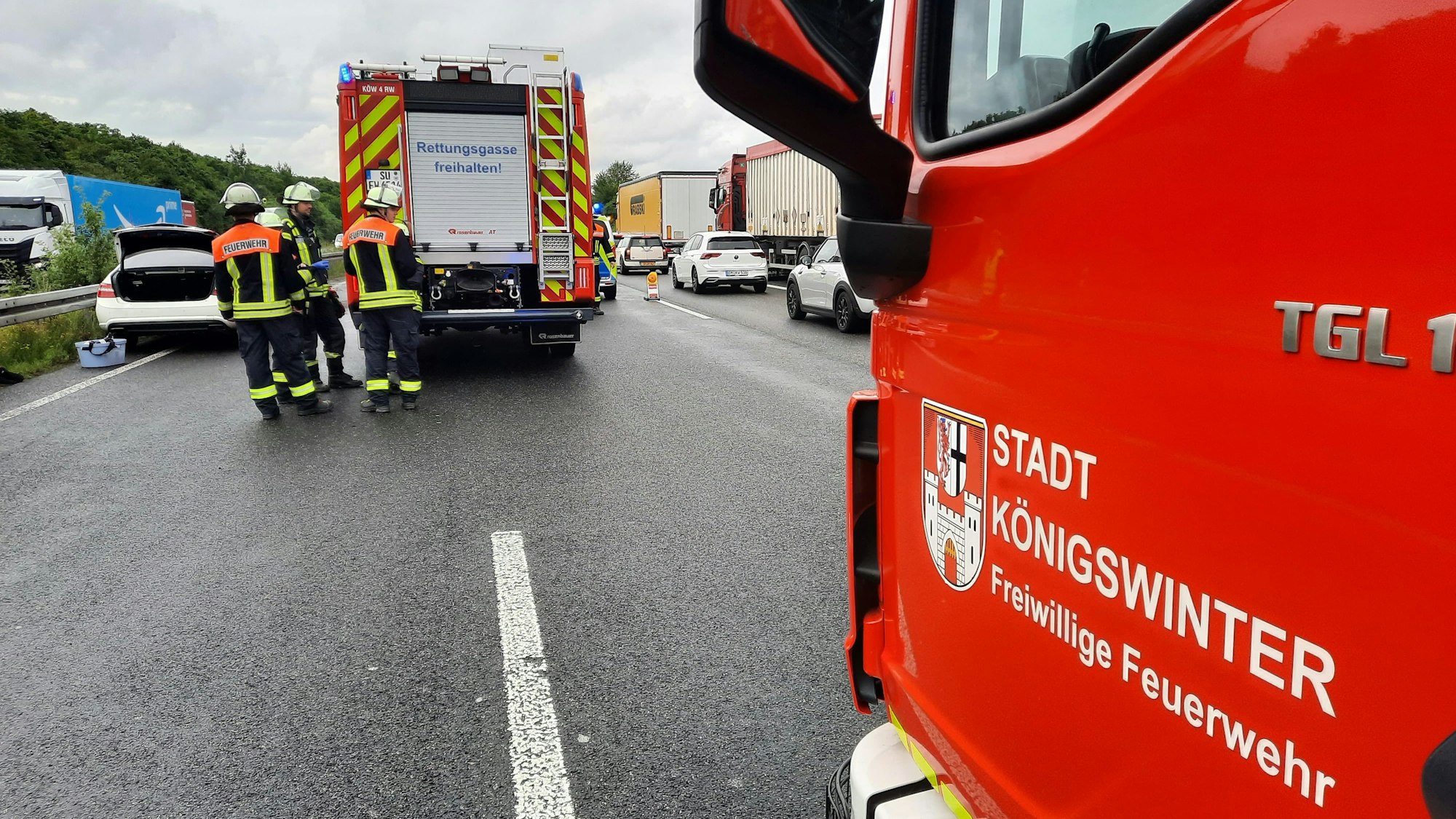 Feuerwehrfahrzeuge stehen auf der Autobahn.