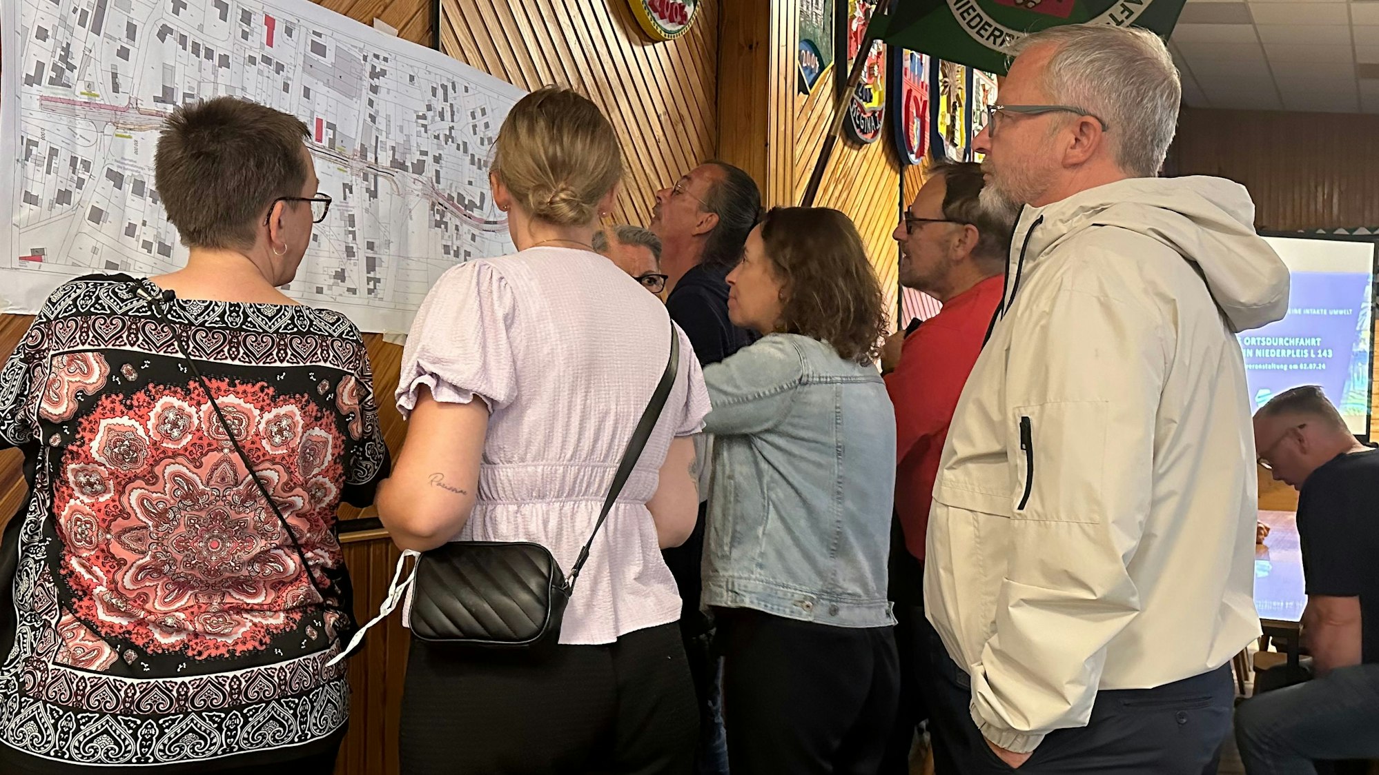 Im Schützenhaus der Sankt Antonius Schützenbruderschaft fand die Bügerinformationsveranstaltung Umbau Hauptstraße Niederpleis statt.