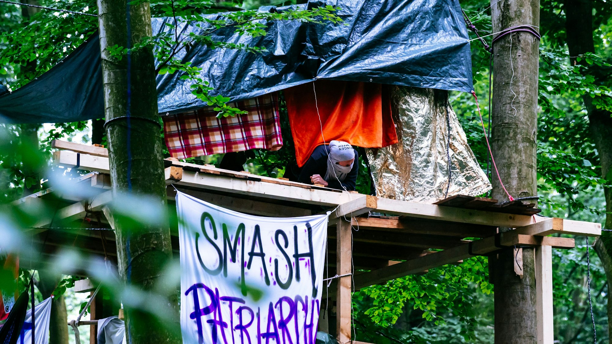 Ein Polizist auf einem Baumhaus.