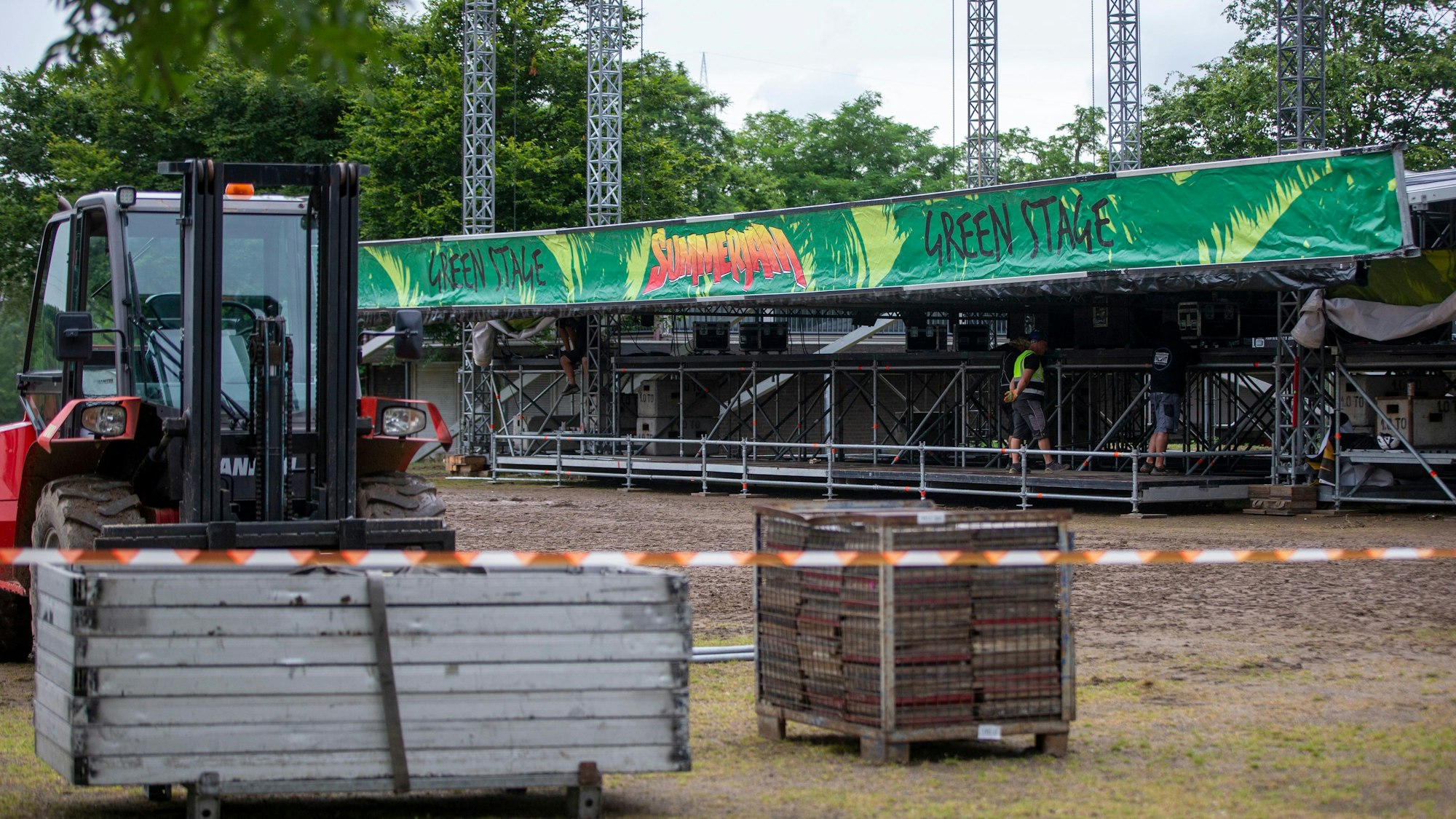 Eine Bühne des Summerjam mit matschiger Decke