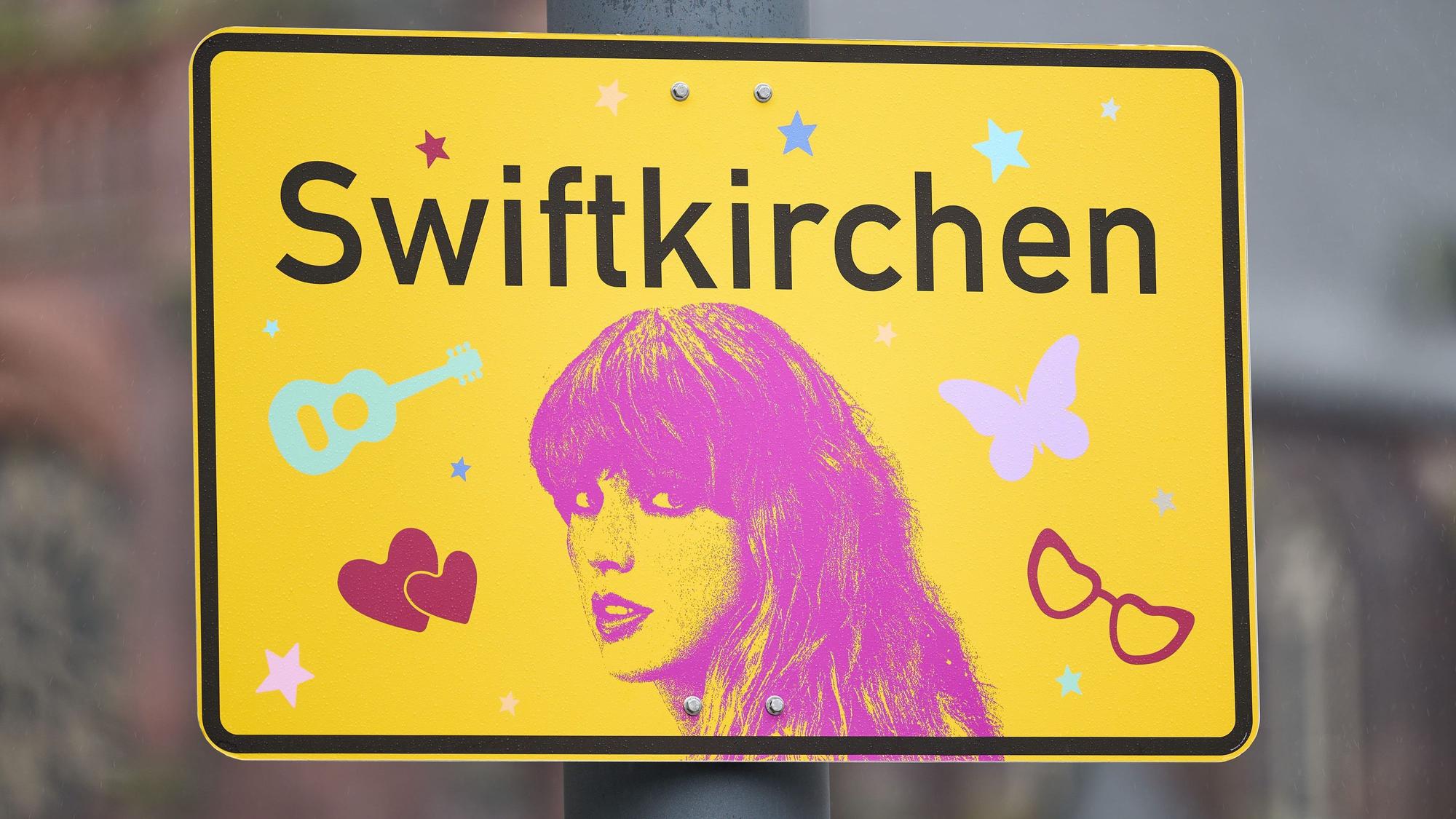 Das Ortsschild «Swiftkirchen» zu Ehren der Musikerin Taylor Swift hängt auf dem Heinrich-König-Platz in Gelsenkirchen.