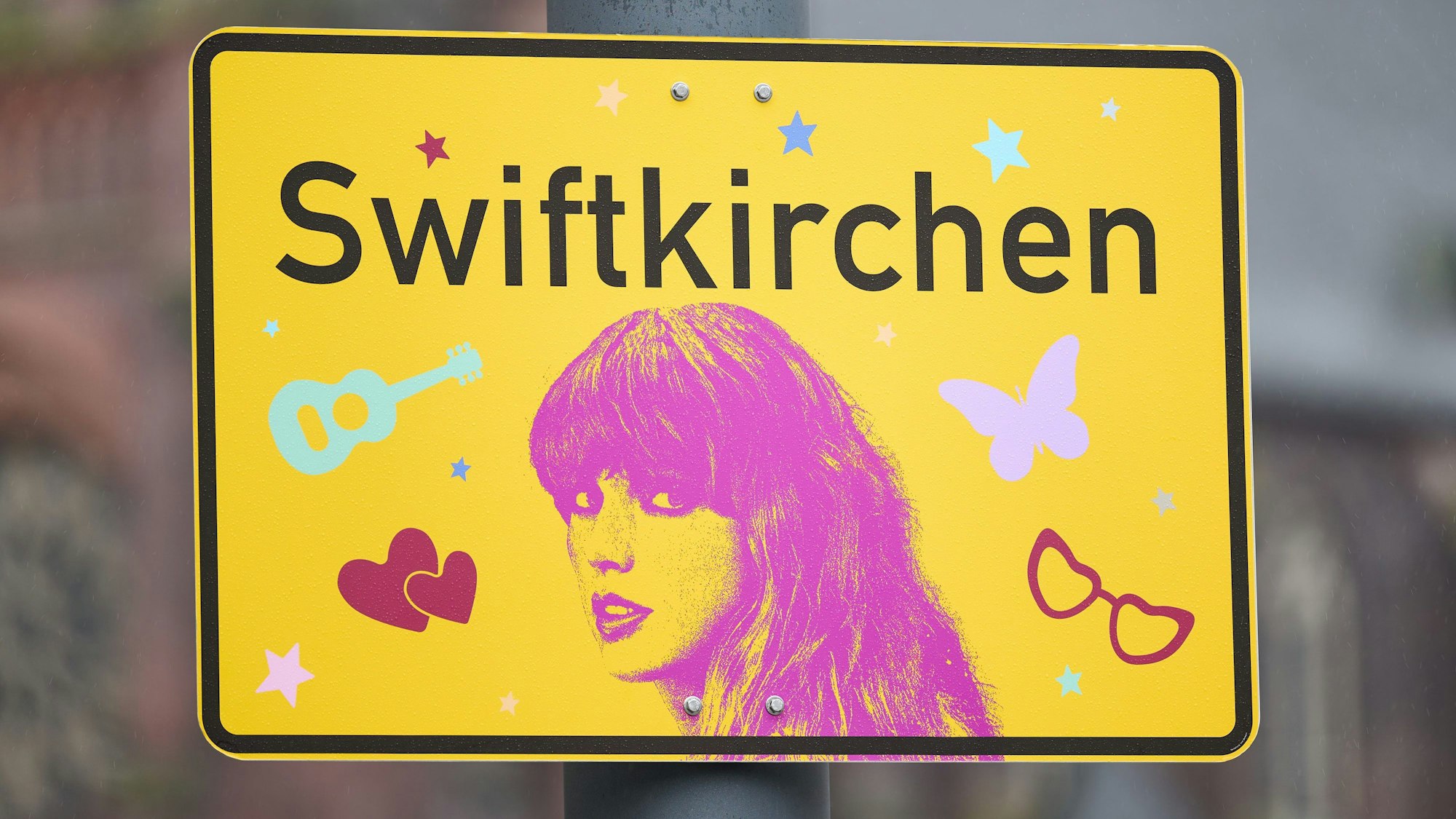 Das Ortsschild «Swiftkirchen» zu Ehren der Musikerin Taylor Swift hängt auf dem Heinrich-König-Platz in Gelsenkirchen.