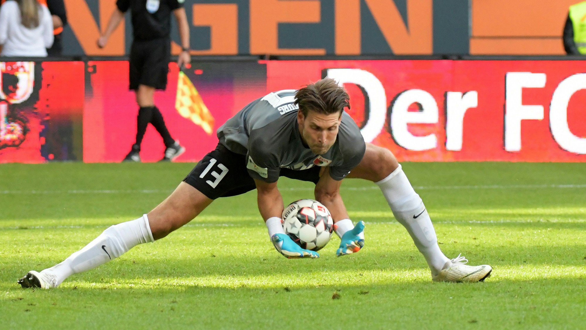 Dem damaligen Torwart des FC Augsburg, Fabian Giefer, rutscht vor dem 2:3 der Ball durch die Hände.