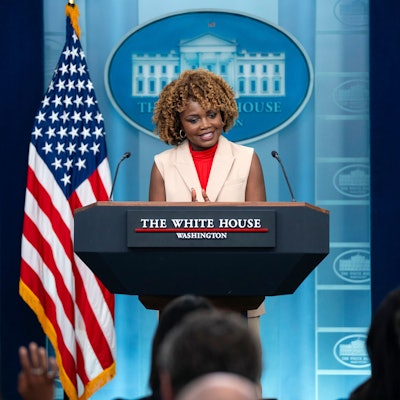 Karine Jean-Pierre, Pressesprecherin des Weißen Hauses, bei einer Pressekonferenz