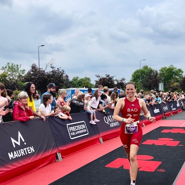 Bild einer Triathletin, die ins Ziel läuft.