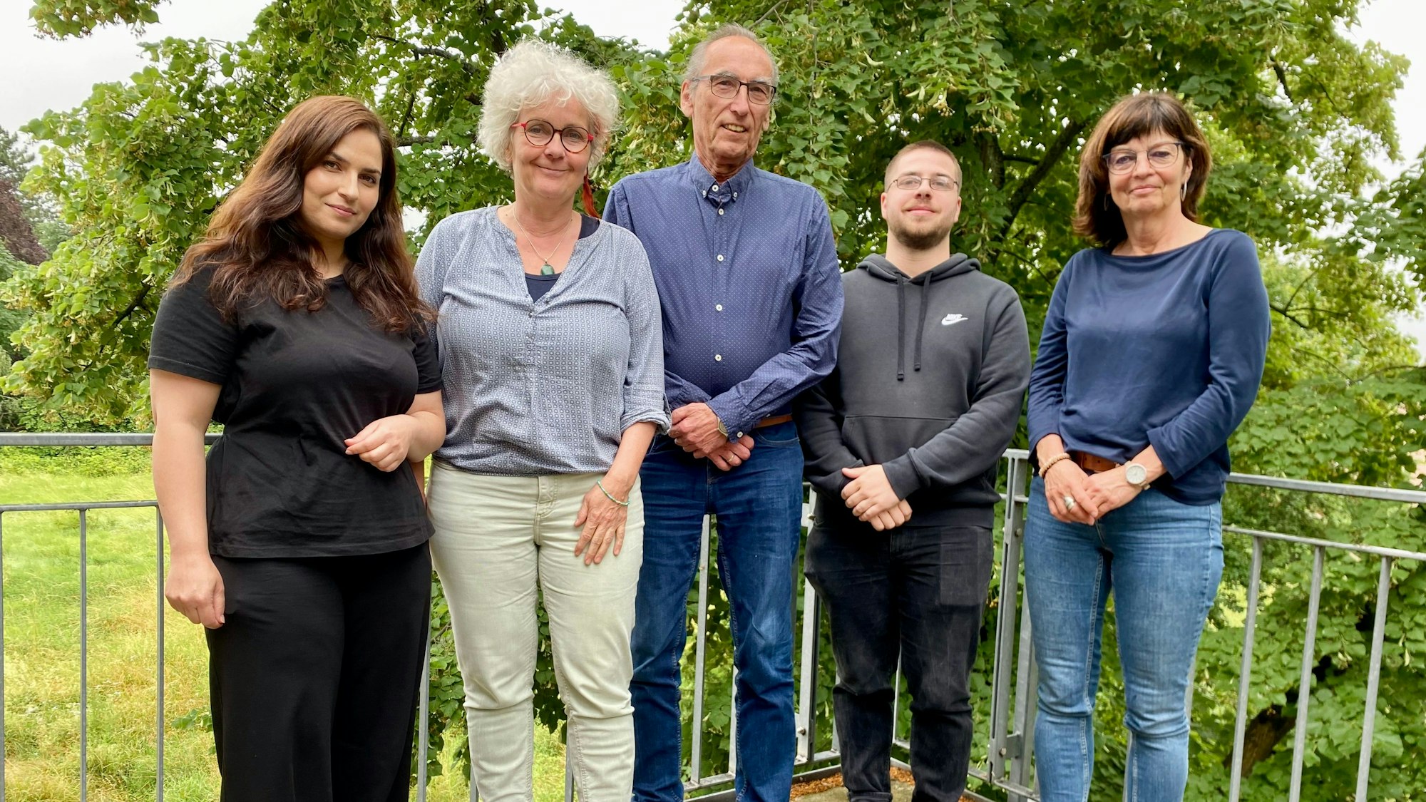 Monika Lauer, Evelyn Drach, Khatera Naimi, Gerhard Schratt und André Wilms stehen auf dem Balkon der Awo in Euskirchen.