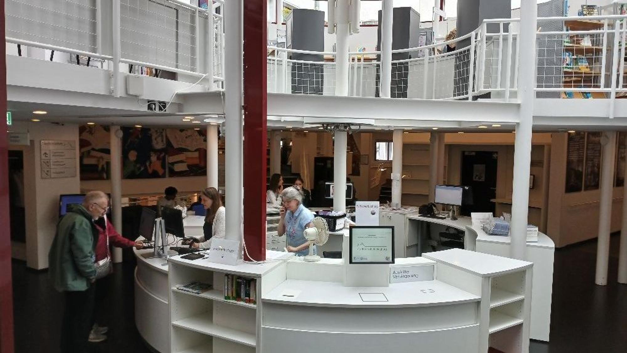 Eine runde Servicetheke in einer Bücherei