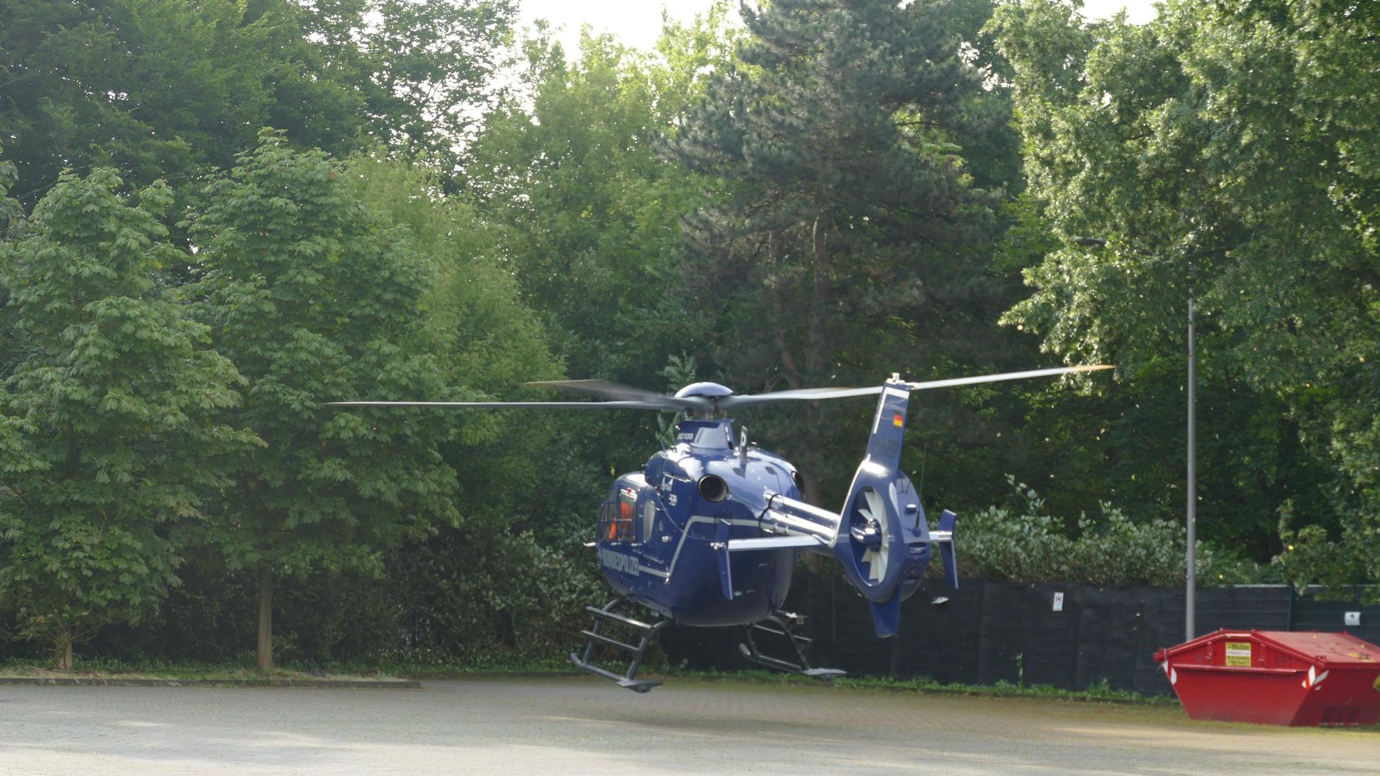 Ein Hubschrauber startet.