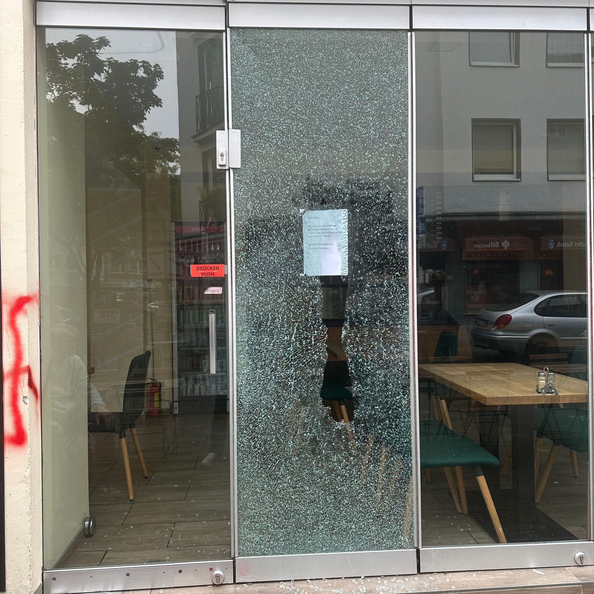 Mehrmals wurden bereits die Glasscheiben eingeschlagen.