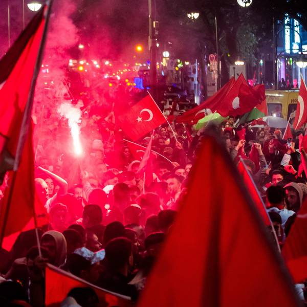 Türkei-Fans feierten den Sieg ihrer Nationalmannschaft in vielen Städten Deutschlands, wie hier am Breitscheidplatz in Berlin.