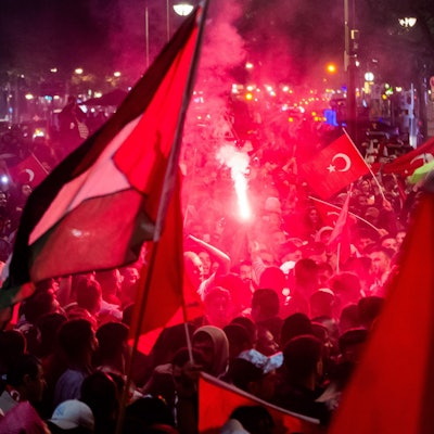 Türkei-Fans feierten den Sieg ihrer Nationalmannschaft in vielen Städten Deutschlands, wie hier am Breitscheidplatz in Berlin.